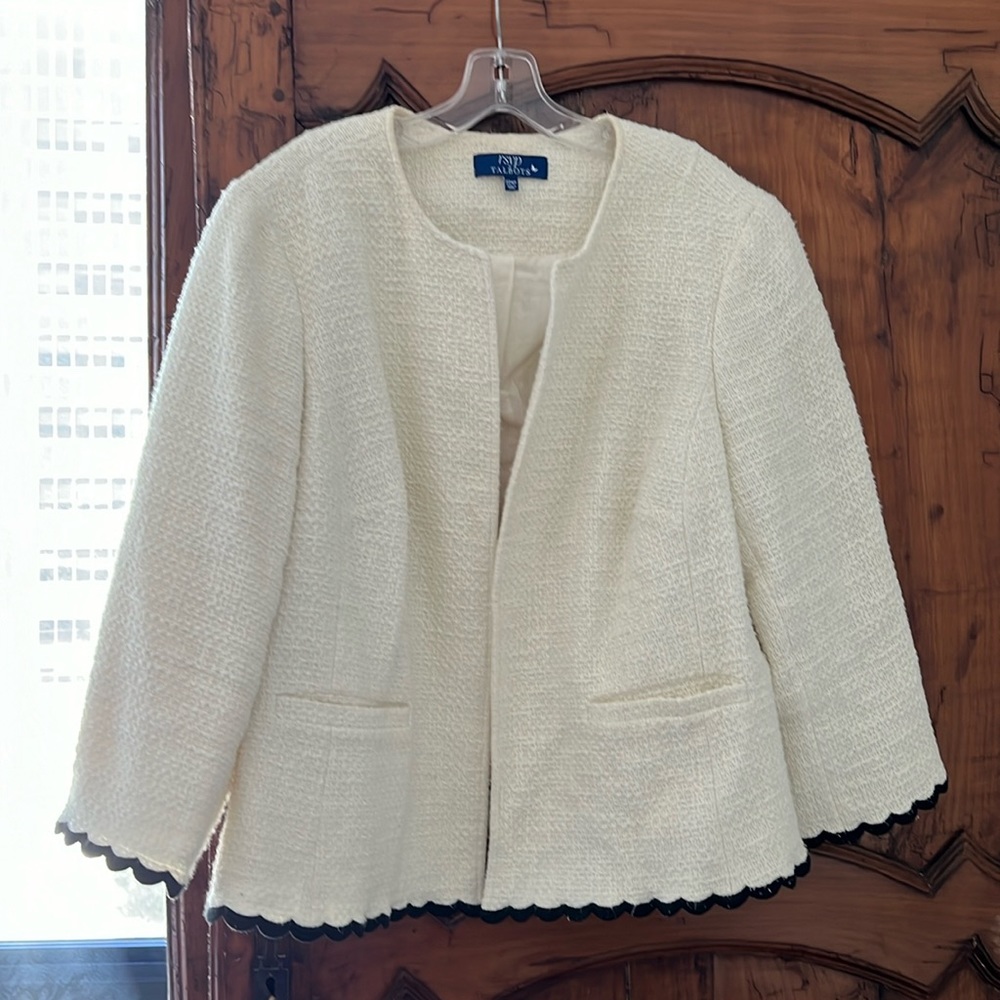 No close woven cream jacket with black scallop trim